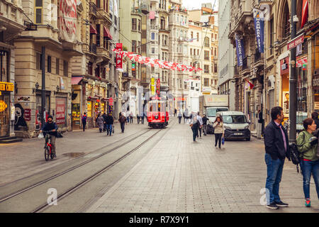 Tramway rétro rouge nostalgique sur la célèbre rue Istiklal. ISTANBUL, TURQUIE - le 13 novembre 2018. Banque D'Images