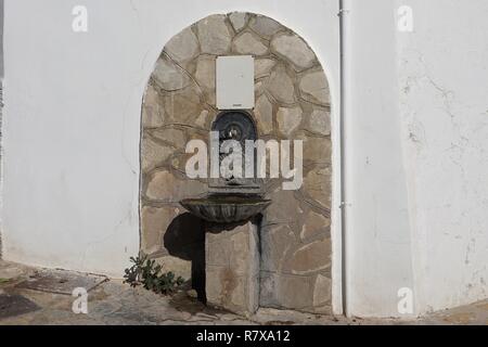 L'eau potable publique ancienne fontaine à Zahara de la Sierra, Espagne Banque D'Images