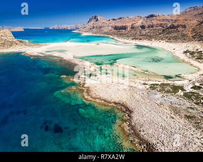 Lagon de Balos sur l'île de Crète avec azure de l'eau claire, la Grèce, l'Europe. La Crète est la plus grande et la plus peuplée des îles grecques. Banque D'Images