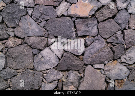 Couche de fond texturé près du mur formant des roches et des pierres, chemin, pavage, gris et monochrome couleurs et formes Banque D'Images