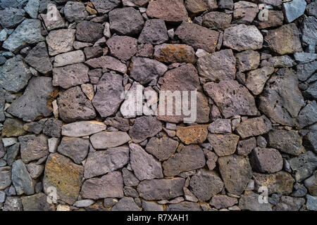 Couche de fond texturé près du mur formant des roches et des pierres, chemin, pavage, gris et monochrome couleurs et formes Banque D'Images