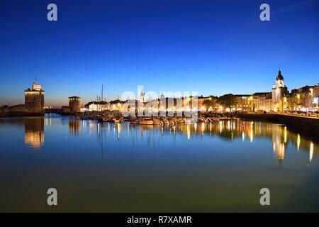 La France, Charente-Maritime, La Rochelle, le Vieux Port avec la tour Saint-Nicolas et tour de la chaîne à gauche et droite de la porte de la Grande Horloge Banque D'Images