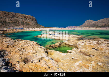 Lagon de Balos sur l'île de Crète avec azure de l'eau claire, la Grèce, l'Europe. La Crète est la plus grande et la plus peuplée des îles grecques. Banque D'Images