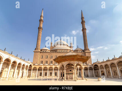 Cour extérieure de la Grande Mosquée de Mohammed Ali Pasha ou Mosquée d'Albâtre avec Wudu ou points d'eau (robinet), est la procédure islamique de washin Banque D'Images