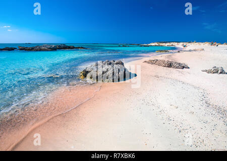 Elafonissi Beach sur l'île de Crète avec azure de l'eau claire, la Grèce, l'Europe. La Crète est la plus grande et la plus peuplée des îles grecques. Banque D'Images