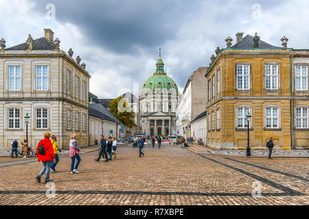 Les touristes visitent le palais d'Amalienborg square et prendre la direction de Frederik's Church, dans le centre de Copenhague, au Danemark. Banque D'Images