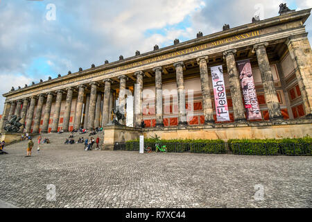 Les visiteurs se détendre sur les marches à l'extérieur de l'Altes Museum néoclassique sur l'île des musées à Berlin en Allemagne. Banque D'Images