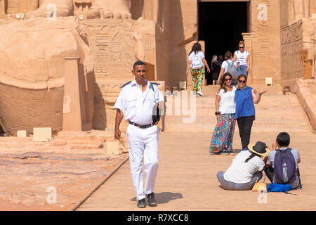 Assouan, Egypte - le 11 septembre 2018 : La police touristique égyptienne à Abu Simbel pour la protection des touristes Banque D'Images