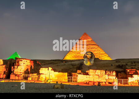 Pyramides de Gizeh et Sphinx spectacle son et lumière de nuit Banque D'Images