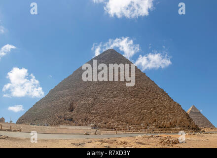 Il Grande pyramide de Gizeh (également connu sous le nom de la pyramide de Chéops et la pyramide de Kheops) est la plus ancienne et la plus grande des trois pyramides de Gizeh dans le pyr Banque D'Images