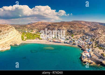 Vue aérienne de la plage de Matala sur l'île de Crète avec azure de l'eau claire, la Grèce, l'Europe. La Crète est la plus grande et la plus peuplée des îles grecques. Banque D'Images