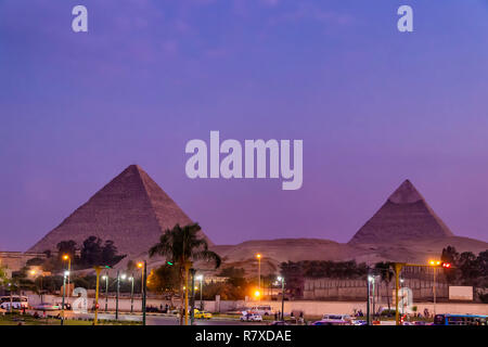 Vue sur les grandes pyramides de Gizeh au coucher du soleil à partir de la ville de Gizeh Banque D'Images
