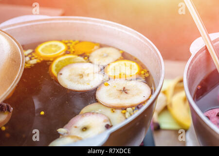 Vin chaud préparé en pot de fer au city street juste. Noël et nouvel an traditionnel verre d'alcool - vin chaud. Wc séparés avec un verre en ville, à l'hiver Banque D'Images