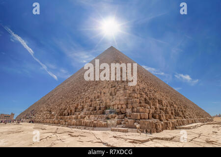 La pyramide de Khéops illuminée par le soleil en contre-jour, avec les personnes qui entrent à l'intérieur pour le visiter. La région avec les grandes pyramides de Giza, Egypte Banque D'Images