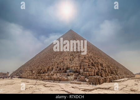 La pyramide de Khéops illuminée par le soleil en contre-jour, avec les personnes qui entrent à l'intérieur pour le visiter. La région avec les grandes pyramides de Giza, Egypte Banque D'Images