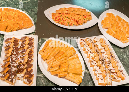 Différents desserts au restaurant. Composition de desserts pâtissiers de diverses saveurs, saveurs et couleurs. Les pâtisseries gastronomiques sont très décorées et Banque D'Images