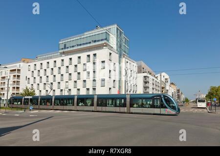 France, Gironde, Bordeaux, zone classée au Patrimoine Mondial de l'UNESCO, le quartier des Chartrons, tramways Banque D'Images