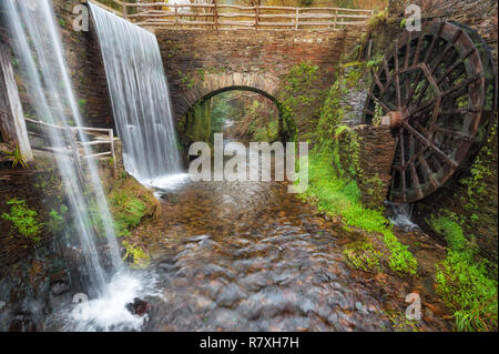 Taramundi, Espagne - 19 novembre 2018 : l'eau mill museum en automne paysage, Taramundi, Galice, Espagne. Banque D'Images