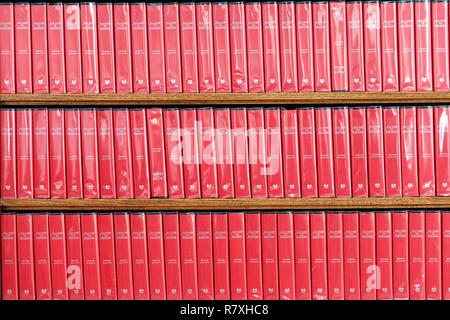 Lignes de chant rouge livres sur des étagères en bois Banque D'Images