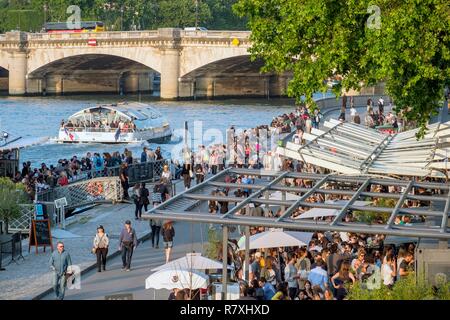 France, Paris, région classée au Patrimoine Mondial de l'UNESCO, la nouvelle zone piétonne des berges au Port des Champs-Elysées, cafés et restaurants sur les quais. Banque D'Images