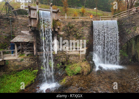 Taramundi, Espagne - 19 novembre 2018 : l'eau mill museum en automne paysage, Taramundi, Galice, Espagne Banque D'Images