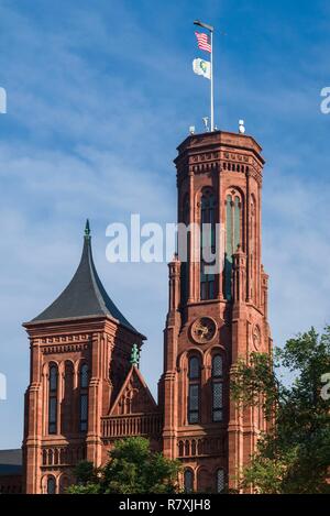 États-unis, District de Columbia, Washington, National Mall, Smithsonian Castle, qui abrite maintenant le Centre des Visiteurs de Smithsonian Banque D'Images