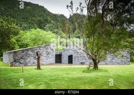 Le Portugal, Azores, Sao Miguel Island, Furnas, Lago das Furnas lake, Centre de recherche et de surveillance de Furnas lake, bâtiments de surveillance par les architectes Aires Mateus et Associés, extérieur Banque D'Images