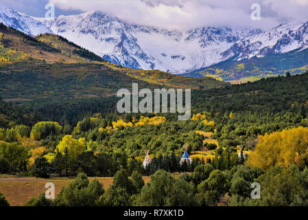 Mountain Valley scenic avec San Juan Mtns. en arrière-plan. Banque D'Images