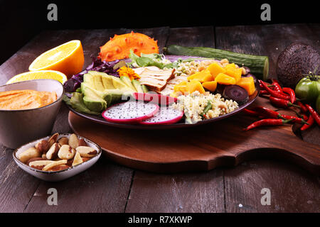 Tofu grillé et de fruit du dragon bol bouddha avec légumes et d'humus. Banque D'Images