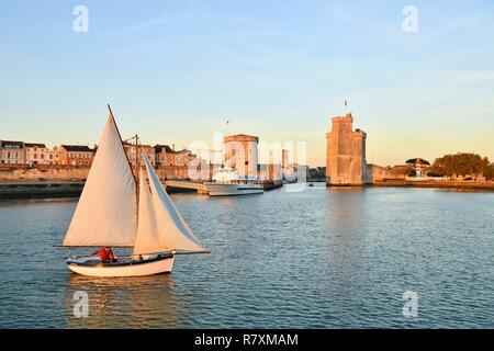 La France, Charente-Maritime, La Rochelle, la tour de la chaîne (tour de la chaîne) et Saint Nicolas tour(tour Saint-Nicolas) protéger l'entrée du Vieux Port et de l'église St Sauveur au centre Banque D'Images