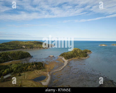 Vue aérienne paysage panoramique du Parc National du Bic pendant une journée ensoleillée. Prises dans le Bic, Rimouski, Québec, Canada. Banque D'Images