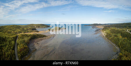 Vue aérienne paysage panoramique du Parc National du Bic pendant une journée ensoleillée. Prises dans le Bic, Rimouski, Québec, Canada. Banque D'Images