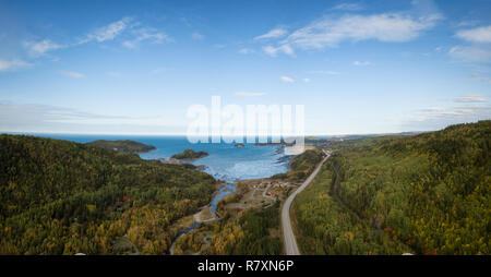 Vue aérienne paysage panoramique du Parc National du Bic pendant une journée ensoleillée. Prises dans le Bic, Rimouski, Québec, Canada. Banque D'Images