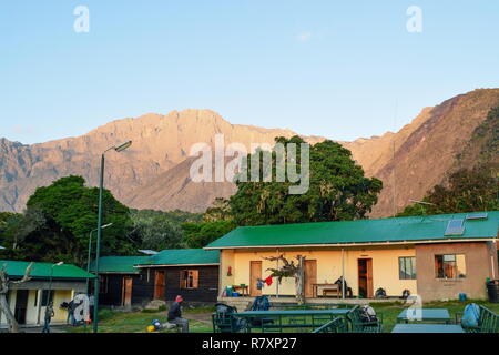 Miriakamba Hut contre le Mont Meru au Parc National d'Arusha, Tanzanie Banque D'Images