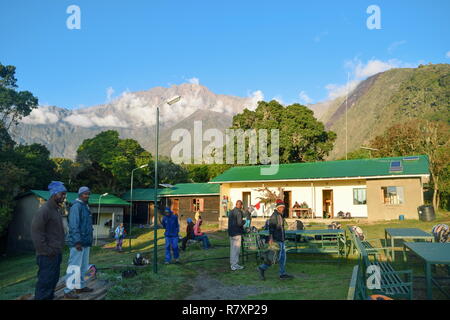 Miriakamba Hut contre le Mont Meru au Parc National d'Arusha, Tanzanie Banque D'Images