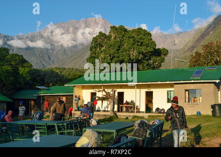 Miriakamba Hut contre le Mont Meru au Parc National d'Arusha, Tanzanie Banque D'Images