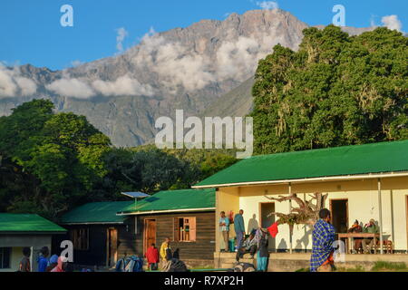 Miriakamba Hut contre le Mont Meru au Parc National d'Arusha, Tanzanie Banque D'Images