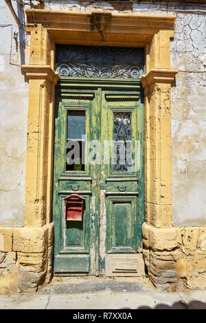 Authentique ancienne portes vertes à Nicosie, Chypre Banque D'Images