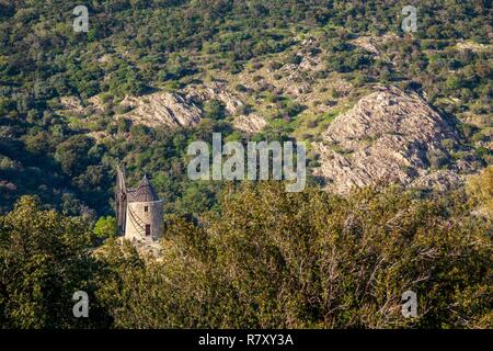 La France, Var, Grimaud, le Moulin Saint- Roch, connu pour le xviième siècle sous le nom de moulin de Gardiolle restauré en 1990 par l'architecte Hubert Lemonier et les Compagnons du Tour de France Banque D'Images