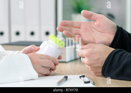 Médecin et patient discuter complément alimentaire thérapie dans cabinet médical lors de la consultation Banque D'Images