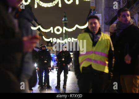 Décembre 01, 2018 - Paris, France : la police française montent la garde près de la place Vendôme comme gilet jaune montrent des manifestants à proximité. Des CRS en poste entre la place Vendôme et le Jardin des Tuileries, l'acte 3 de la mobilisation des gilets jaunes. *** FRANCE / PAS DE VENTES DE MÉDIAS FRANÇAIS *** Banque D'Images