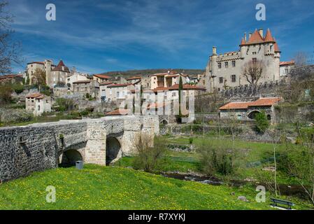 France, Puy de Dome, Saint Amant Tallende, Murol en Saint Amant château, le vieux pont sur la rivière Monne Banque D'Images
