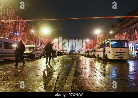 Décembre 01, 2018 - Paris, France : la police anti-émeute française sur les Champs-Elysées après une journée d'affrontements avec les manifestants. Gilet jaune La plupart des combats ont eu lieu en dehors de la célèbre avenue, qui a été inclus dans un périmètre de sécurité. Des CRS en poste en haut de l'avenue des Champs-Elysées a la fin de l'acte 3 de la mobilisation des gilets jaunes. L'avenue en elle-meme a ete preservee mais plusieurs quartiers environnants ont ete touche par la casse. *** FRANCE / PAS DE VENTES DE MÉDIAS FRANÇAIS *** Banque D'Images