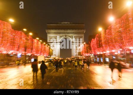 Décembre 01, 2018 - Paris, France : Vue de l'avenue des Champs-Élysées après une journée d'affrontements entre manifestants et gilet jaune de la police anti-émeute française. La plupart des combats ont eu lieu en dehors de la célèbre avenue, qui a été inclus dans un périmètre de sécurité. Vue de l'avenue des Champs-Elysées a la fin de l'acte 3 de la mobilisation des gilets jaunes. L'avenue en elle-meme a ete preservee mais plusieurs quartiers environnants ont ete touche par la casse. *** FRANCE / PAS DE VENTES DE MÉDIAS FRANÇAIS *** Banque D'Images