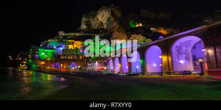 Une nuit à Atrani dans les couleurs de Noël Banque D'Images