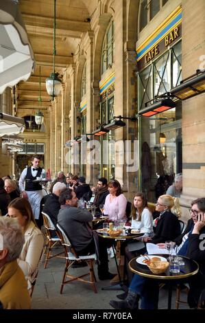 France, Paris, Palais Royal, Café Le Nemours, place Colette Banque D'Images