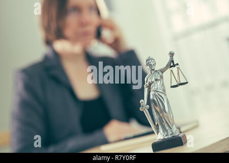 Procureur Woman talking on mobile phone depuis son bureau 24, selective focus Banque D'Images