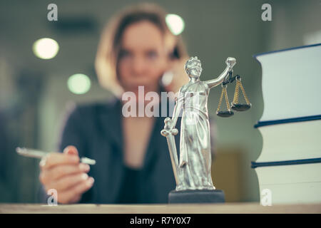 Procureur Woman talking on mobile phone depuis son bureau 24, selective focus Banque D'Images