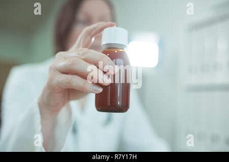 Pédiatre recommande le sirop de paracétamol pour le traitement médical des patients en pédiatrie bébé bureau médical, selective focus Banque D'Images