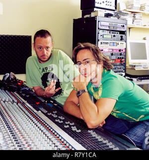 Basement Jaxx, duo électronique anglais Felix Buxton et Simon Ratcliffe a photographié à leur studio de Brixton, août 2003.Londres, Angleterre, Royaume-Uni. Banque D'Images